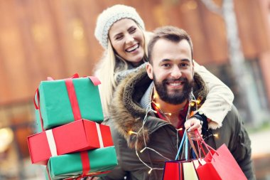 Noel için şehirde alışveriş çiftin resmi