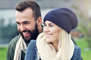 Genç çift şehirde sarılma