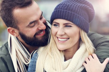 Genç çift şehirde sarılma