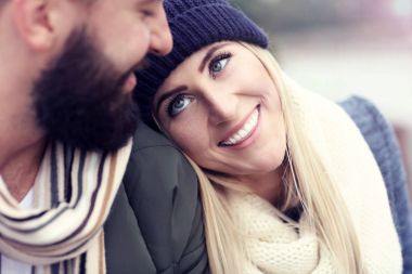 Genç çift şehirde sarılma