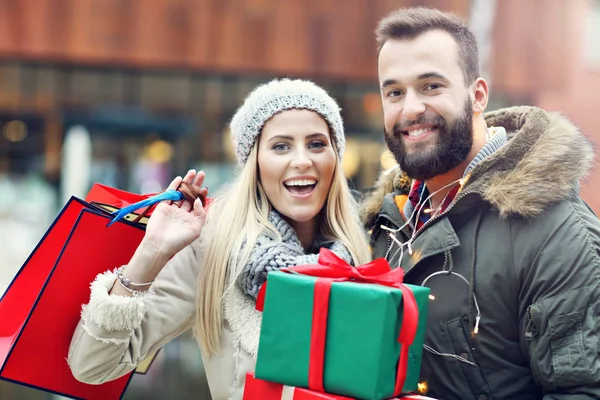 Foto de pareja comprando para Navidad en la ciudad — Foto de Stock