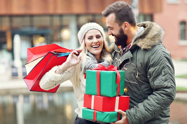 Foto de pareja comprando para Navidad en la ciudad — Foto de Stock