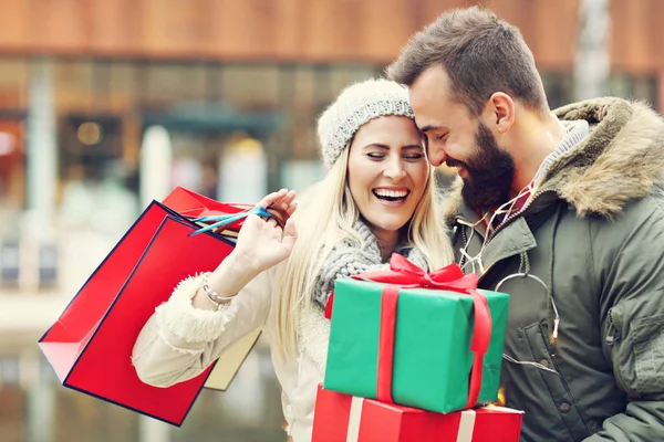 Foto di shopping di coppia per Natale in città — Foto Stock