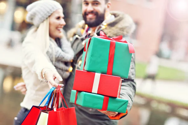 Foto de pareja comprando para Navidad en la ciudad — Foto de Stock