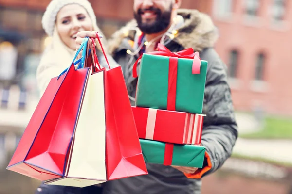 Imagem de casal comprando para o Natal na cidade — Fotografia de Stock