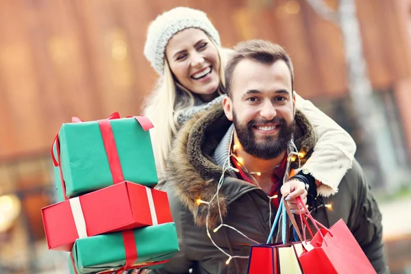 Imagem de casal comprando para o Natal na cidade — Fotografia de Stock