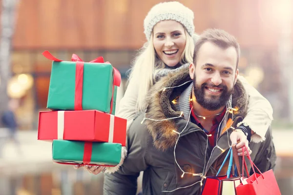 Foto de pareja comprando para Navidad en la ciudad —  Fotos de Stock