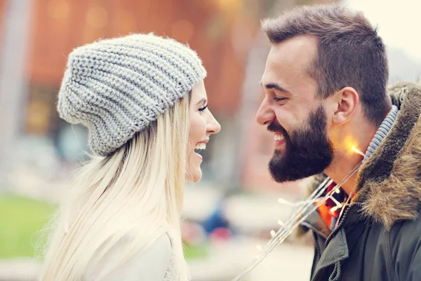 Foto de pareja comprando para Navidad en la ciudad — Foto de Stock