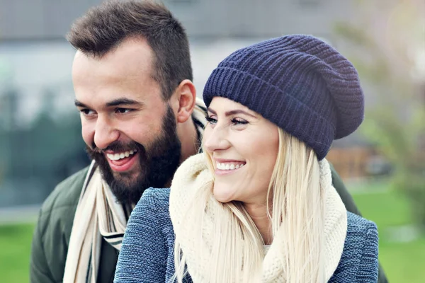 Genç çift şehirde sarılma