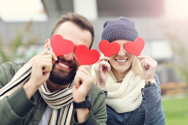 Imagem mostrando feliz jovem casal namoro na cidade — Fotografia de Stock