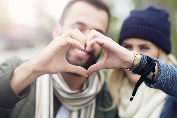 Imagen que muestra feliz pareja joven citas en la ciudad — Foto de Stock