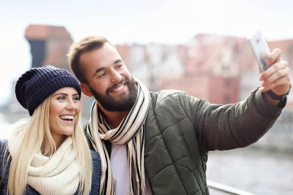 Picture showing happy young couple dating in the city — Stock Photo, Image