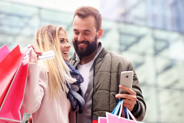 Happy couple shopping in the city — Stock Photo, Image