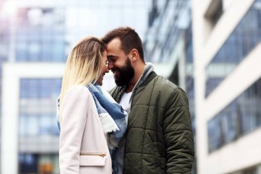 Genç çift şehirde sarılma