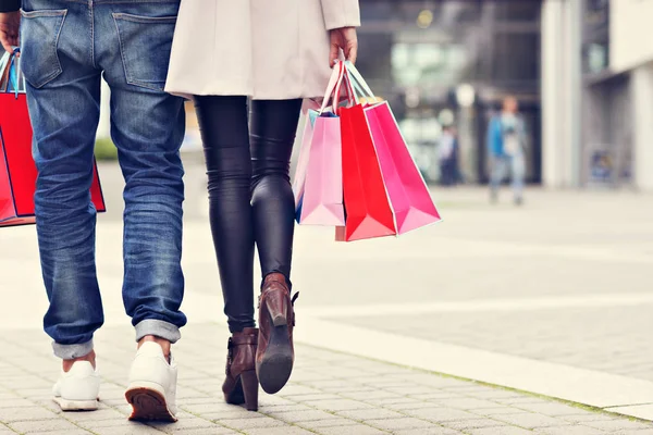 Casal feliz compras na cidade — Fotografia de Stock