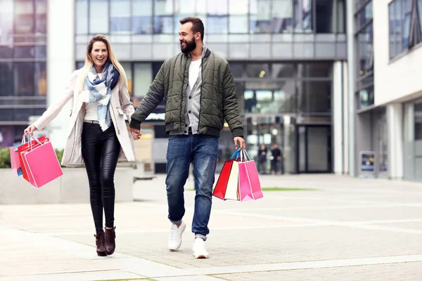 Счастливая пара делает покупки в городе — стоковое фото