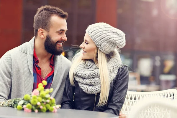 Şehirde kalma çiçekler ile genç bir çift gösteren resim