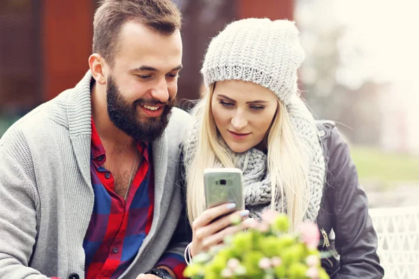 Imagen que muestra feliz pareja joven citas en la ciudad — Foto de Stock