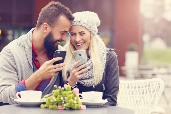 Immagine che mostra felice giovane coppia incontri in città — Foto Stock
