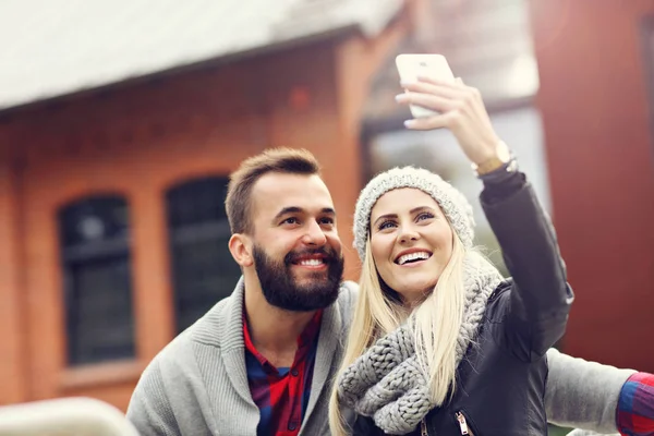 Bilden visar glada unga par dating i staden — Stockfoto