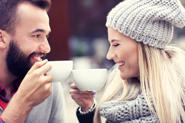 Щаслива доросла пара знайомств у кафе — стокове фото