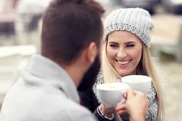 Glückliches erwachsenes Paar beim Dating im Café — Stockfoto