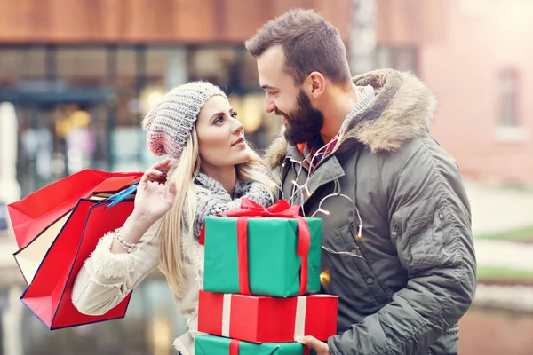 街にクリスマスの買い物のカップルの画像 — ストック写真
