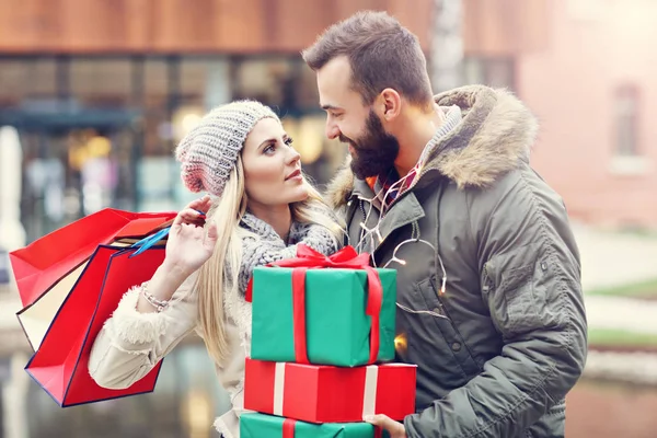Noel için şehirde alışveriş çiftin resmi