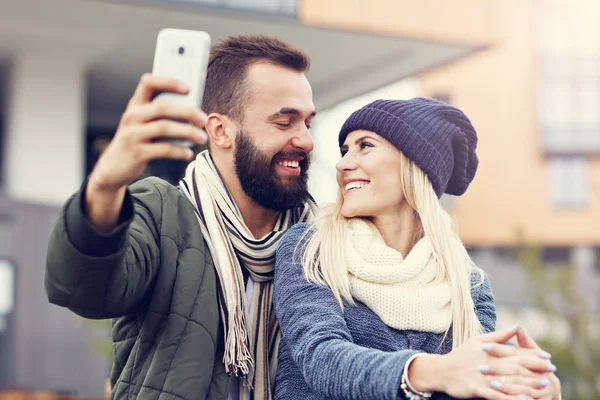 Imagen que muestra feliz pareja joven citas en la ciudad — Foto de Stock