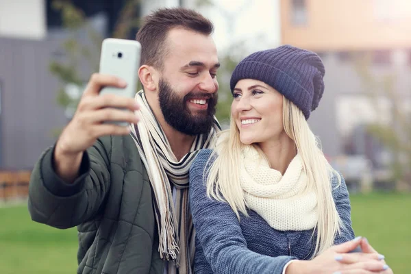 Imagen que muestra feliz pareja joven citas en la ciudad — Foto de Stock