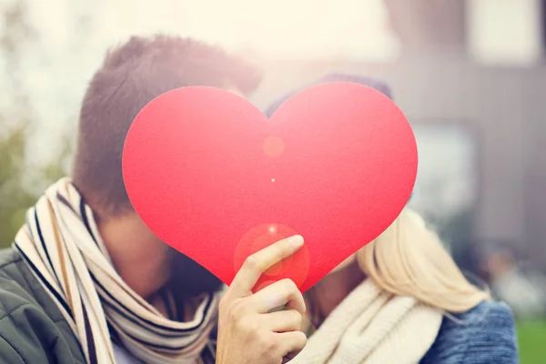 Imagen que muestra feliz pareja joven citas en la ciudad —  Fotos de Stock