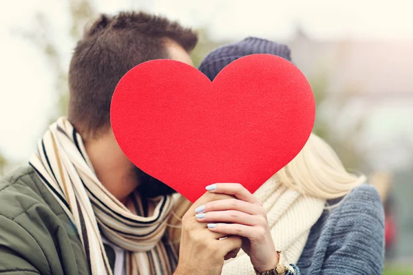 Bild zeigt glückliches junges Paar beim Dating in der Stadt — Stockfoto