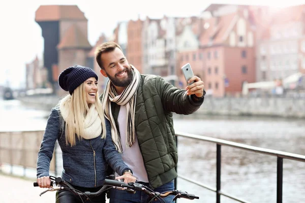 Imagen que muestra feliz pareja joven citas en la ciudad —  Fotos de Stock