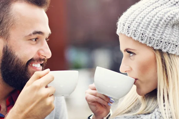 Glückliches erwachsenes Paar beim Dating im Café — Stockfoto