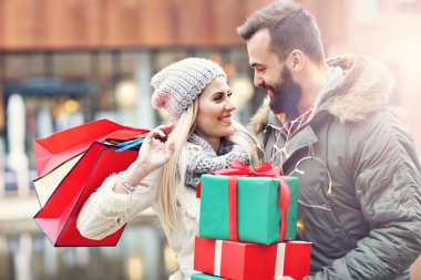 Noel için şehirde alışveriş çiftin resmi