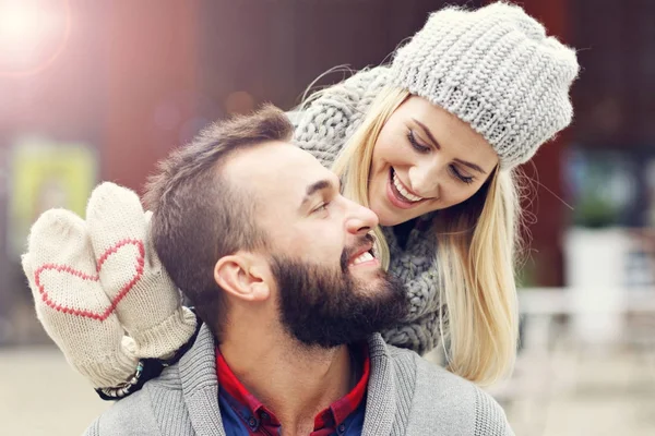 Imagem mostrando feliz jovem casal namoro na cidade — Fotografia de Stock