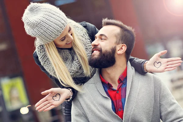 Photo montrant heureux jeune couple sortir ensemble dans la ville — Photo