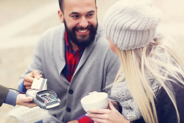 Feliz pareja de adultos citas en la cafetería — Foto de Stock