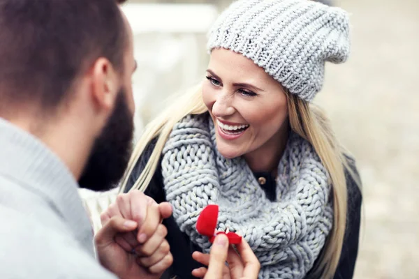 Hombre adulto dando anillo de compromiso a la mujer hermosa — Foto de Stock