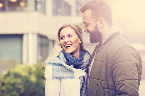 Pareja joven abrazándose en la ciudad — Foto de Stock