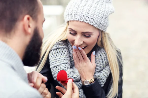 Homme adulte donnant bague de fiançailles à belle femme — Photo