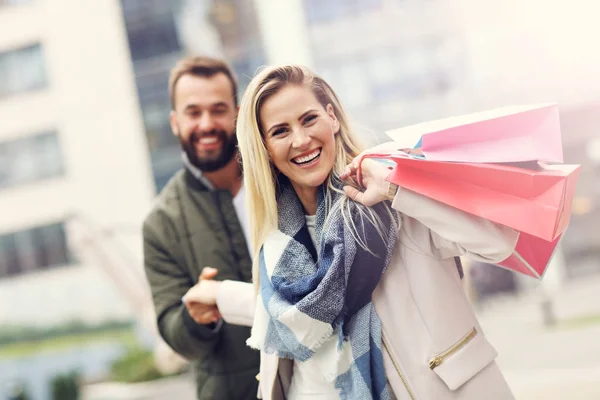 Feliz pareja de compras en la ciudad — Foto de Stock