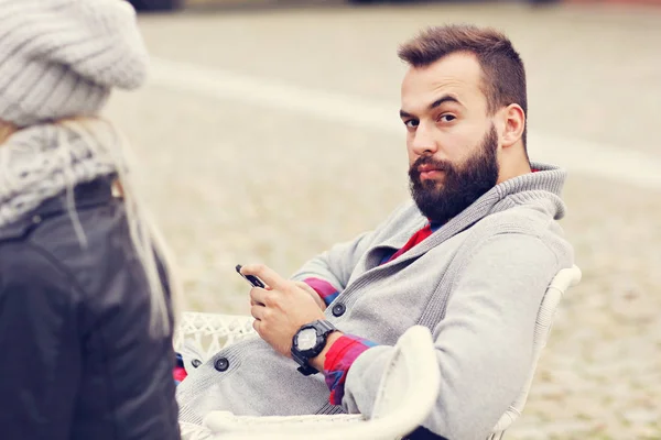 Dospělý muž venku během pádu čas — Stock fotografie