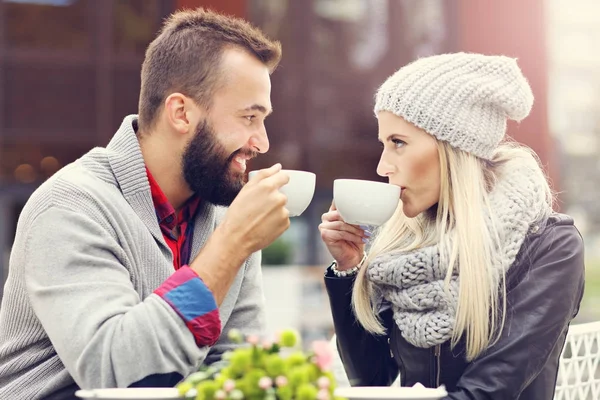 Щаслива доросла пара знайомств у кафе — стокове фото