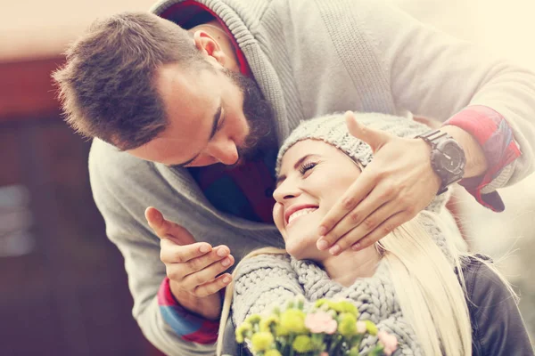 Photo montrant heureux jeune couple sortir ensemble dans la ville — Photo