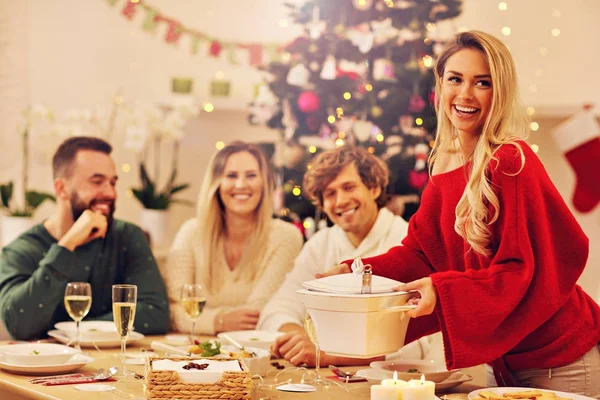 Csoport, a család és a barátok ünnepli a karácsonyi vacsora — Stock Fotó