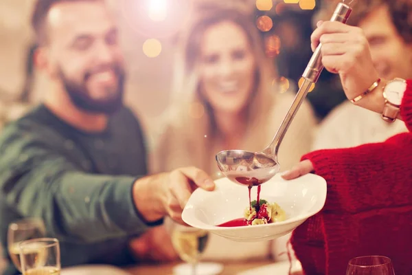 Grupp av familj och vänner som firar julmiddag — Stockfoto