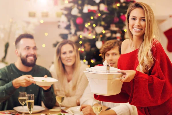 Grupo de familiares e amigos comemorando o jantar de Natal — Fotografia de Stock