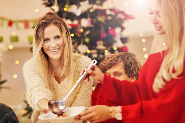 Grupp av familj och vänner som firar julmiddag — Stockfoto