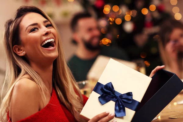 Freundeskreis verteilt Weihnachtsgeschenke zu Hause — Stockfoto